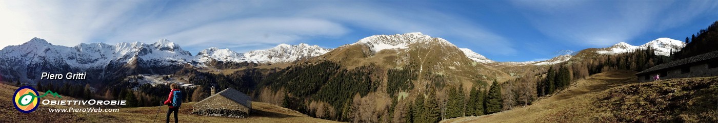 26 Alla Baita Nuova (1759 m) con vista verso S. Simone e i suoi monti.jpg